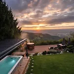 Panoramic View Cottage House - Private Wellness Retreat Хочко Погорье