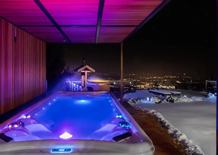 בית נופש Panoramic View Heated Pool, Swimspa & Sauna *